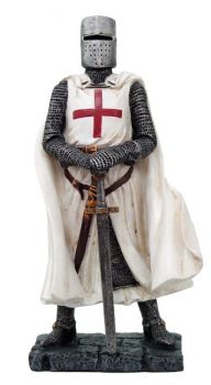 Kreuzritter steht mit Schwert, weiß/rotes Kreuz