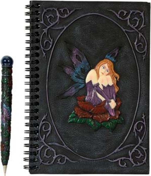 Notizbuch Elfe sitzend lila mit Kugelschreiber